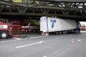 LKW blieb unter Bruecke haengen Koeln Ehrenfeld Innere Kanalstr Hornstr P290